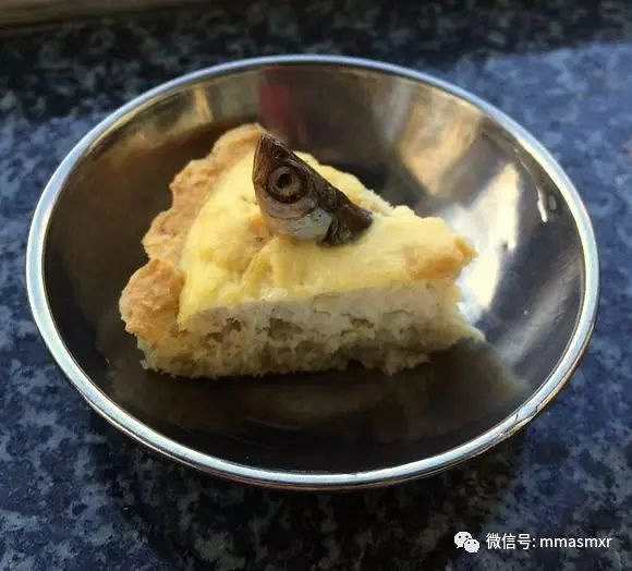 铲屎官做的黑暗料理"仰望星空派",喵星人竟然吃得津津有味