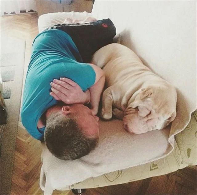 我家有位爱和狗说话的老爸,根本管不住