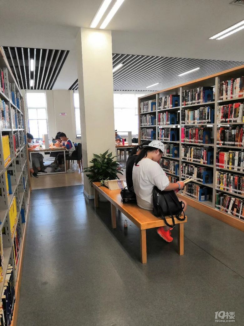 炎炎夏日他们来到余杭图书馆看书他们看的多仔细