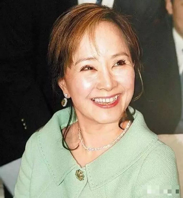 孙道存和张琼玲好了之后,也是爱的浓烈,不仅公开称张琼玲为内人,还送