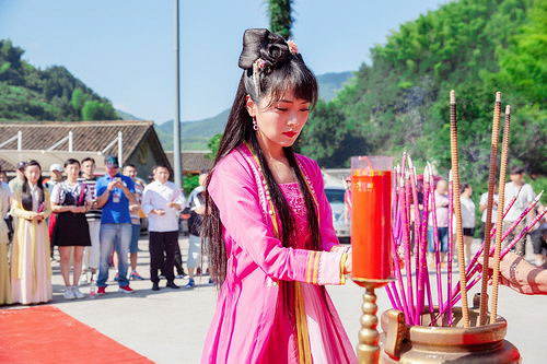 斯琴高丽《人间烟火花小厨》开机 多栖发展引