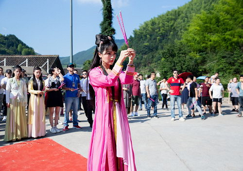 斯琴高丽《人间烟火花小厨》开机 多栖发展引