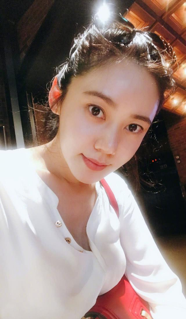 秋瓷炫身体康复后首晒生活照 素颜出镜纤细似