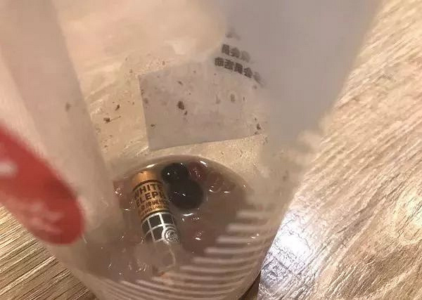 武汉妹子在奶茶里喝出螺丝钉还有人喝出薄膜这家知名奶茶店你