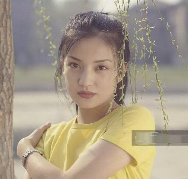 赵薇多年前旧照曝光,满脸胶原蛋白但牙却亮了