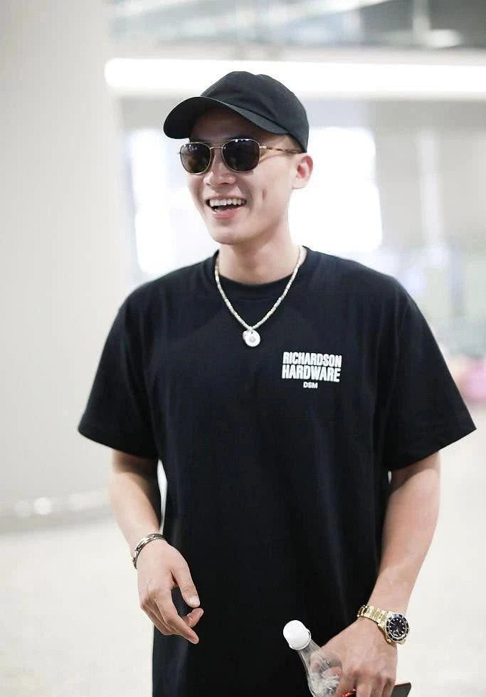 笑容满面现身机场还和粉丝热聊,他一点没被分手影响心情.