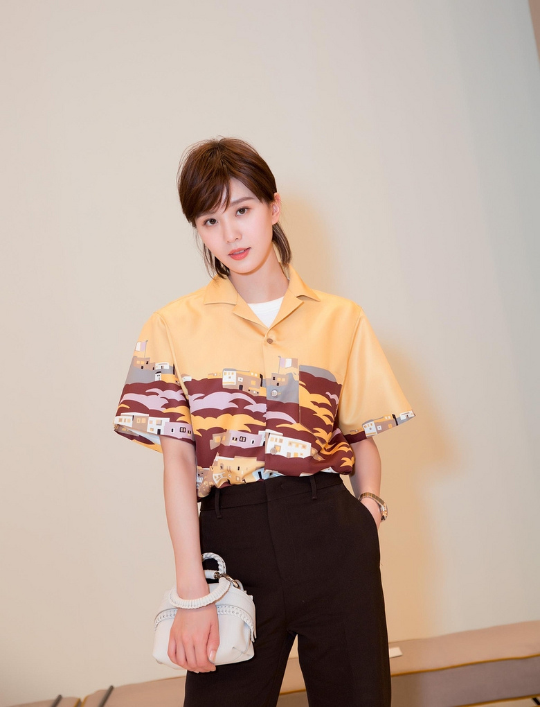 看到49岁的王菲依旧少女,才知道90年代的港风才是真时髦!