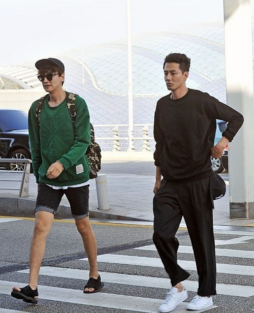 赵寅成报老年团游中国网友纷纷求偶遇男神要不要这么可爱啊