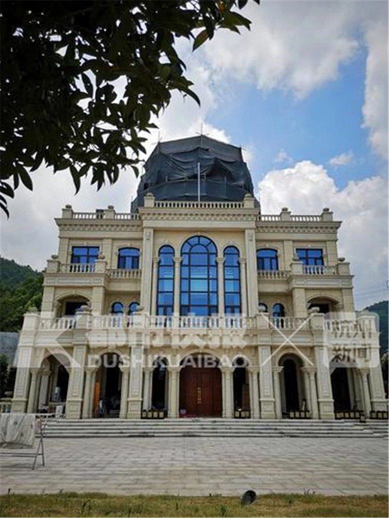 不仅如此, "村新农村建设项目"最终变成了供村民卢庆会家庭私人使用.