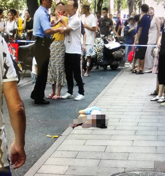杭州小女孩从4楼阳台坠落身亡!妈妈冲下楼看到女儿晕了过
