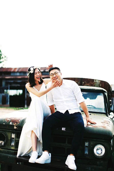 吴昕晒弟弟婚纱照感慨良多 称自己看着他长大