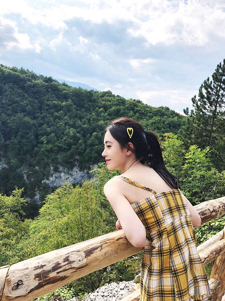 鞠婧祎晒照明媚动人 河边低头自拍少女感十足