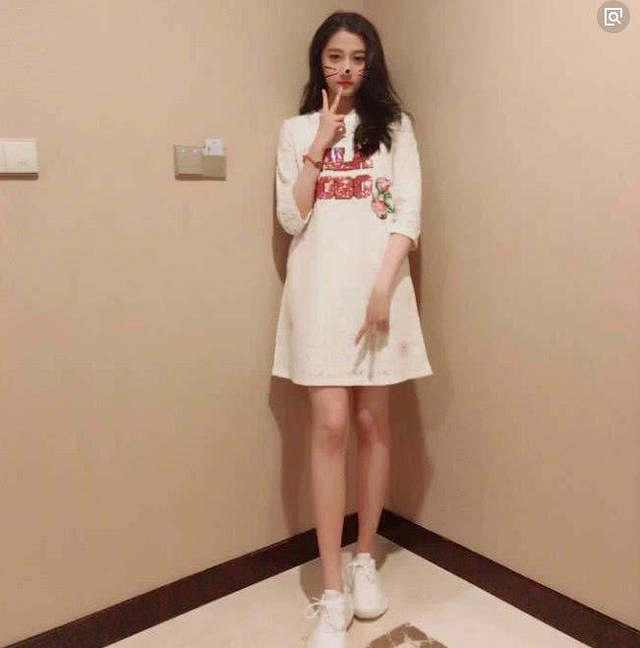 关晓彤姐姐关晓珊出镜,网友:完全看不出是亲生