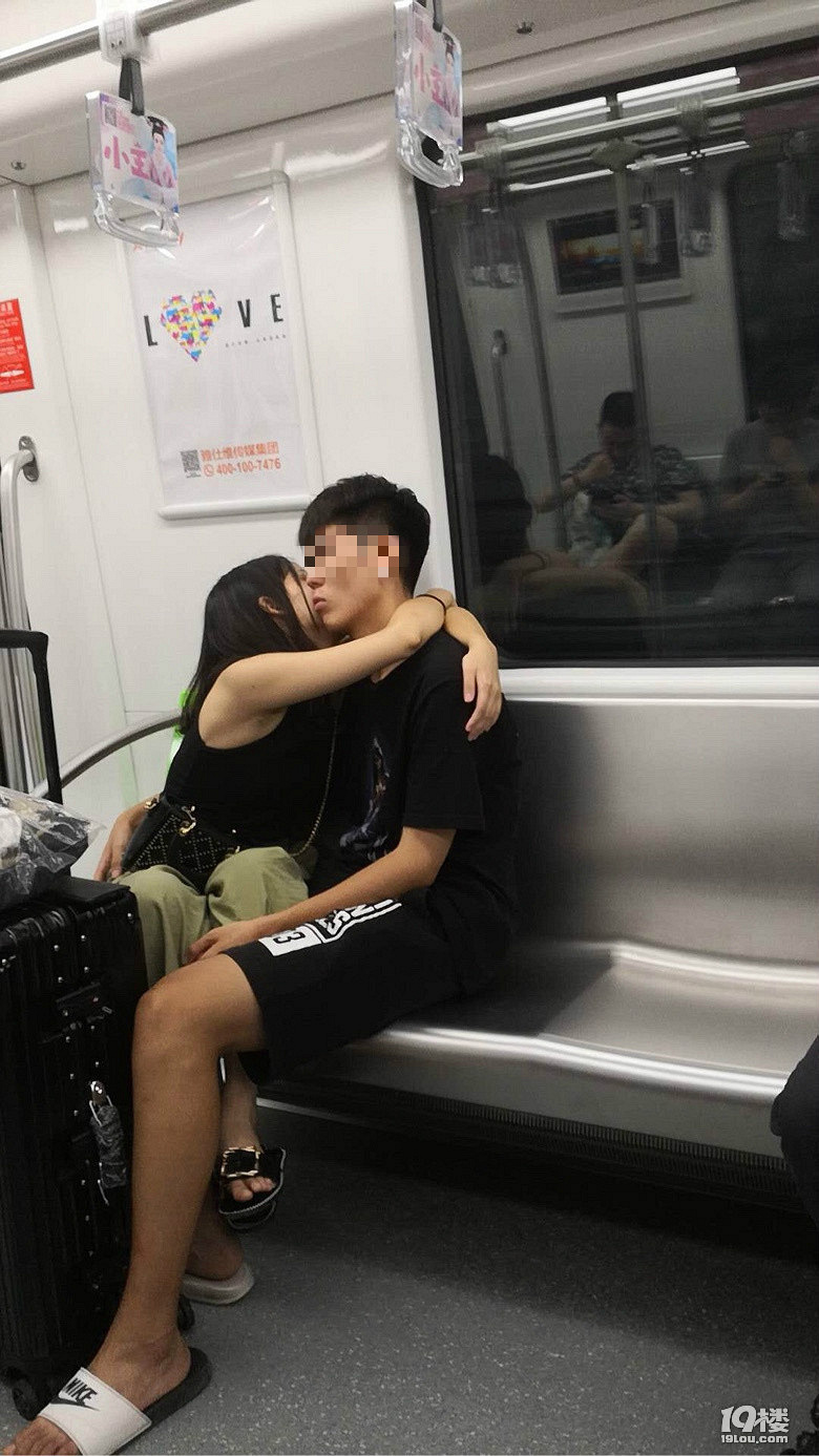 啊喂！小年轻注意点好么，这是地铁不是你家哎