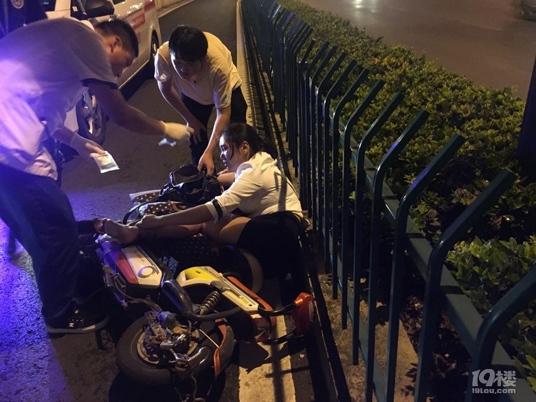 大晚上的就不能慢点么莫干山路上眼睁睁看两辆电瓶车迎面相撞