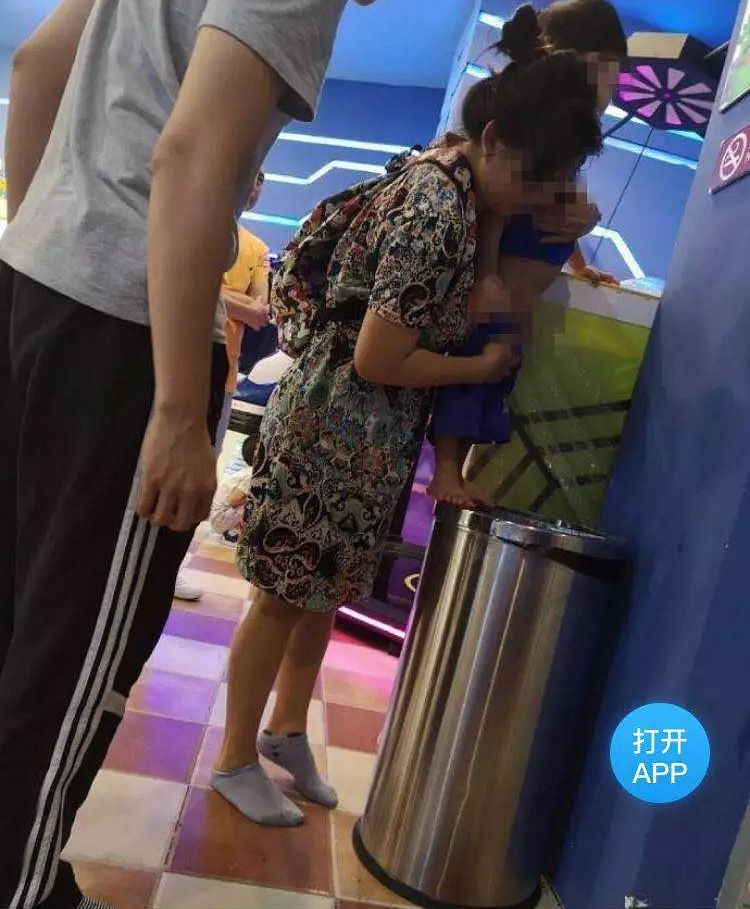 步行街上小孩当街撒尿家长居然发抖音的音乐都替你想好了