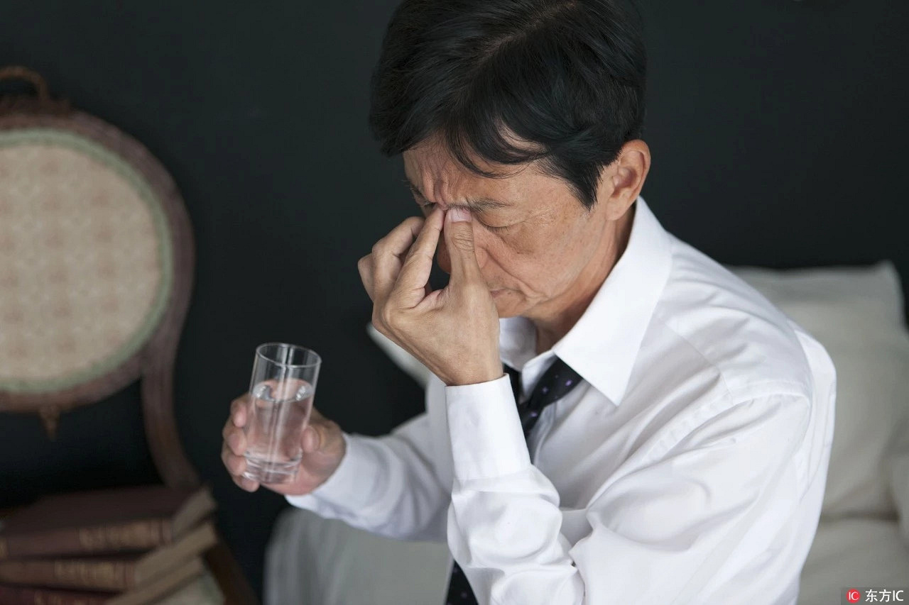 睡前关灯玩手机会得眼癌?"华西医生李丽"忠告刷屏,吓得我手机