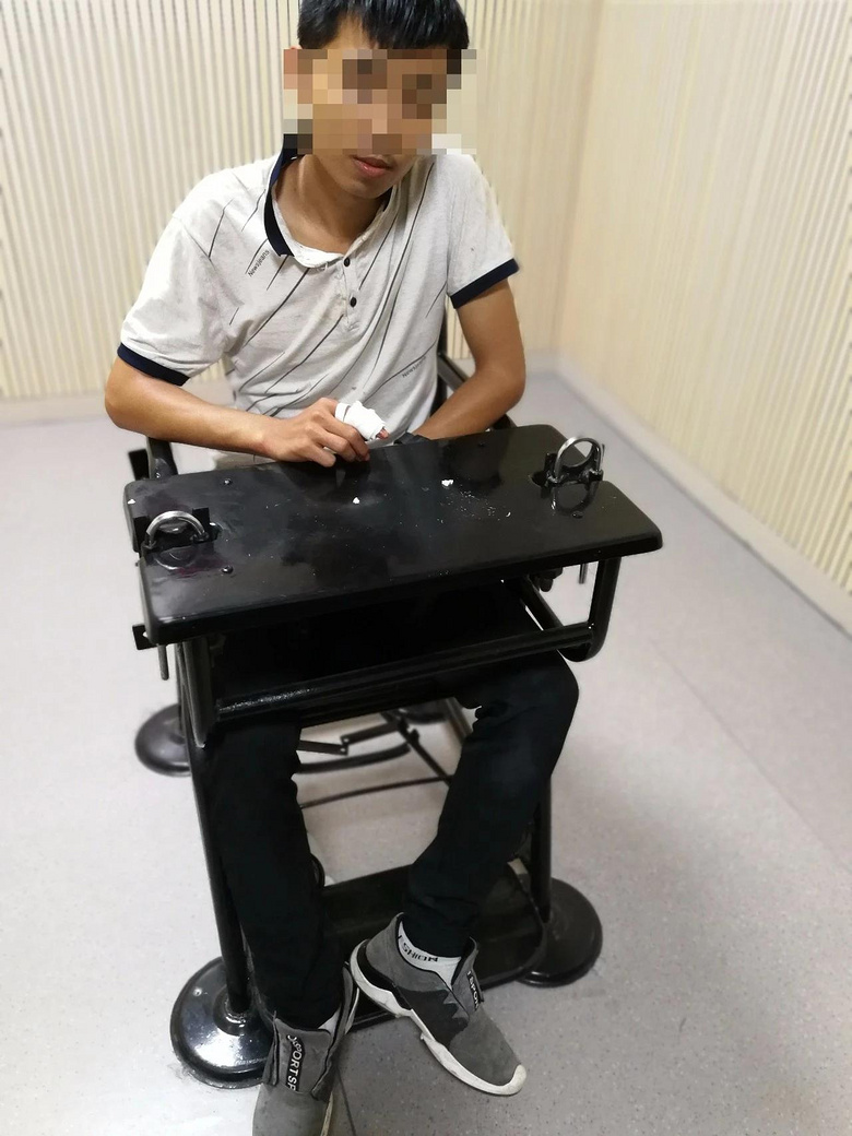 为涉黄女主播花光所有钱,一"桃花岛宝盒"粉丝竟入室持刀抢劫,-社会-早