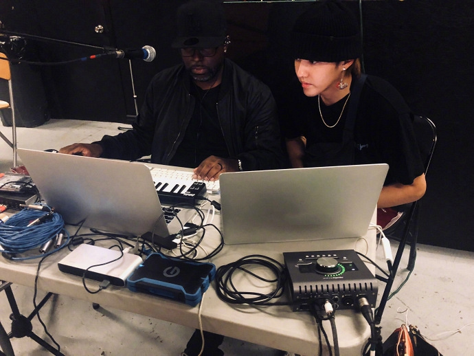 吴亦凡身穿红黑拼色个性潮裤 录音唱歌帅气十足