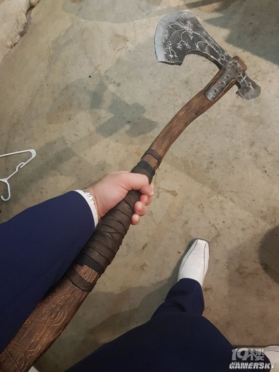 新娘送老公"奎爷"战斧 手拿斧头拍婚纱惊呆小伙伴