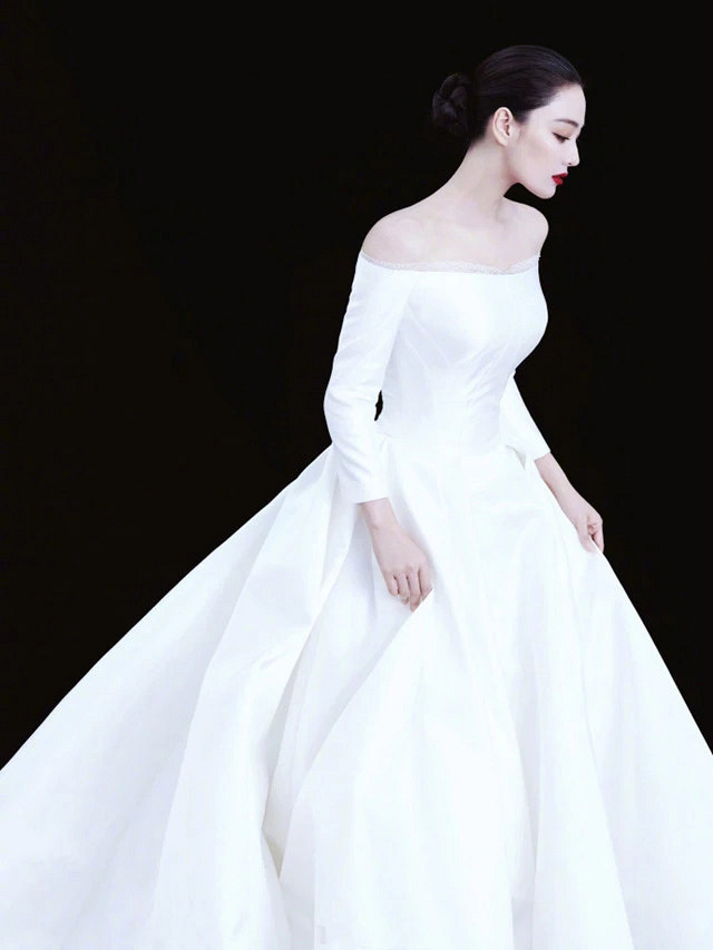 张馨予低调大婚!正式升级军嫂泪洒婚礼现场,多图曝光婚纱照