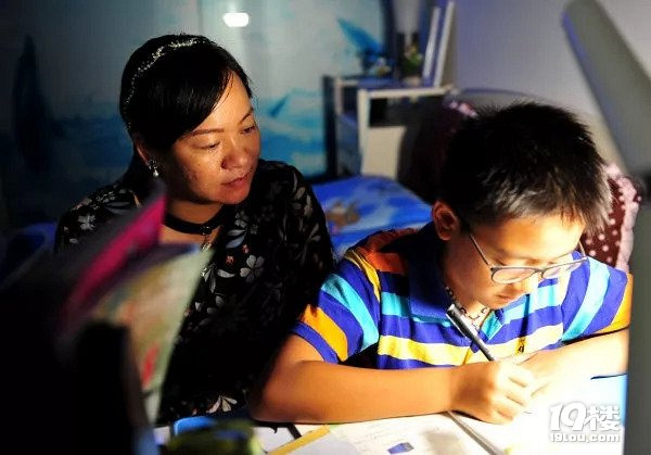 朋友兒子4歲識(shí)字1000!杭州女強(qiáng)人聚會(huì)歸來(lái),崩潰大哭:我焦慮啊