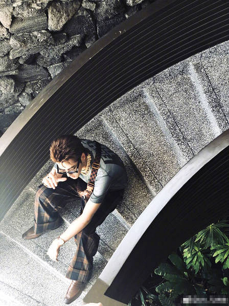 吴亦凡晒九宫格帅照侧颜迷人 阳光下更显五官精致