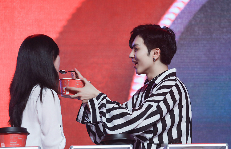 秦奋生日见面会火热开趴 福利多多粉丝被宠溺