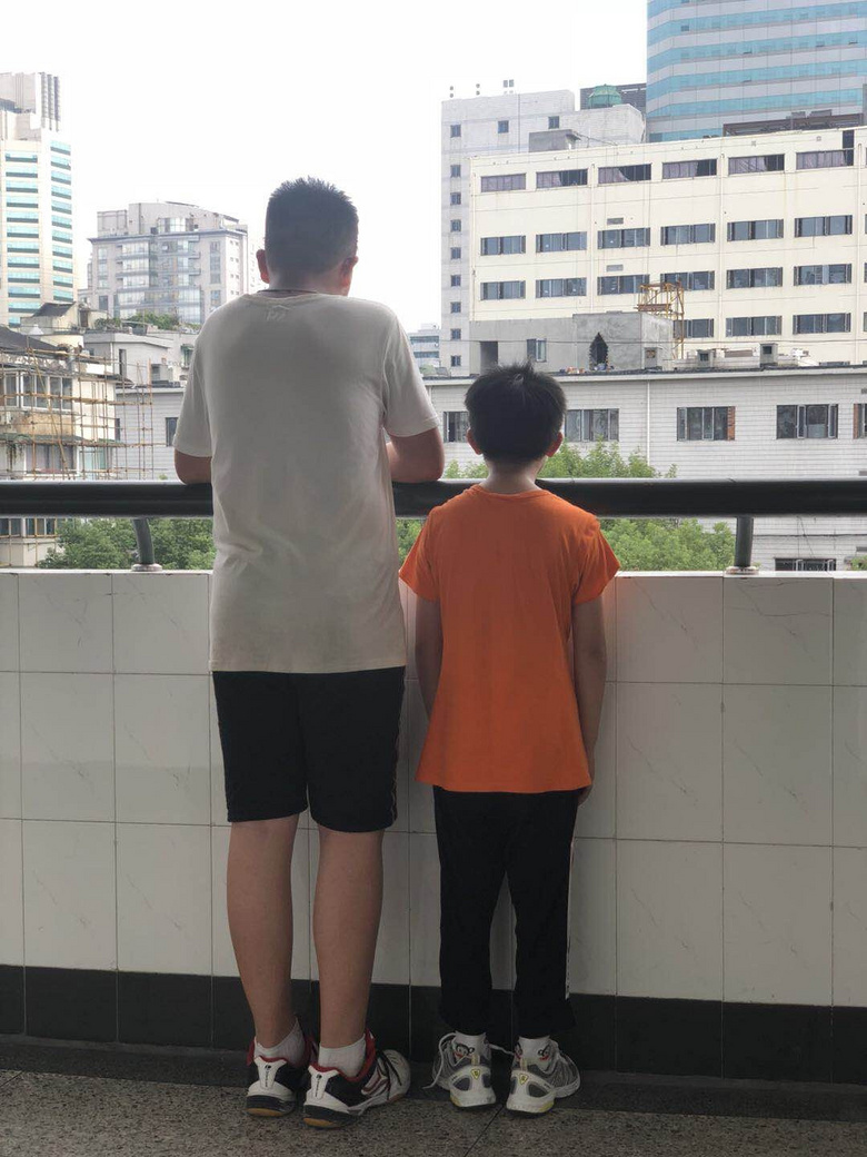 开学最烧脑的提问:从背影看这一高一矮是什么关系?
