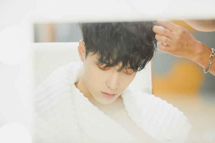 张艺兴MV拍摄花絮照公开 工作间隙打瞌睡模样