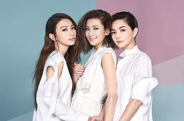 出道17周年再上热搜!she还原经典造型并发新歌,网友:天呐