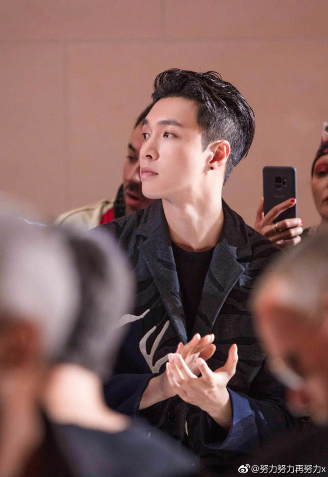 一线|粉丝质疑张艺兴签约新合作方 杨天真:欢迎