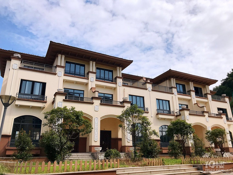 绍兴盛新景墅 排屋别墅总价300万起《售楼中心》15158003804