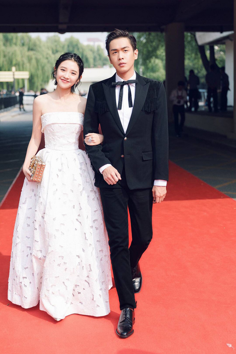 唐艺昕戴婚戒?让无数网友又相信爱情的小情侣到底啥时候发喜糖