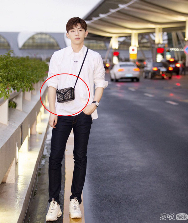 这个包包邓伦早就有了,还经常在机场背,就连新入坑的粉丝都知道.