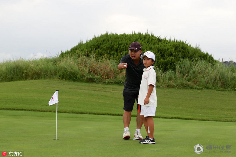 高清:刘宇婕参加高尔夫比赛 父亲刘国梁亲自上