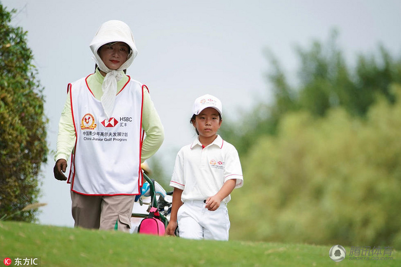 高清:刘宇婕参加高尔夫比赛 父亲刘国梁亲自上