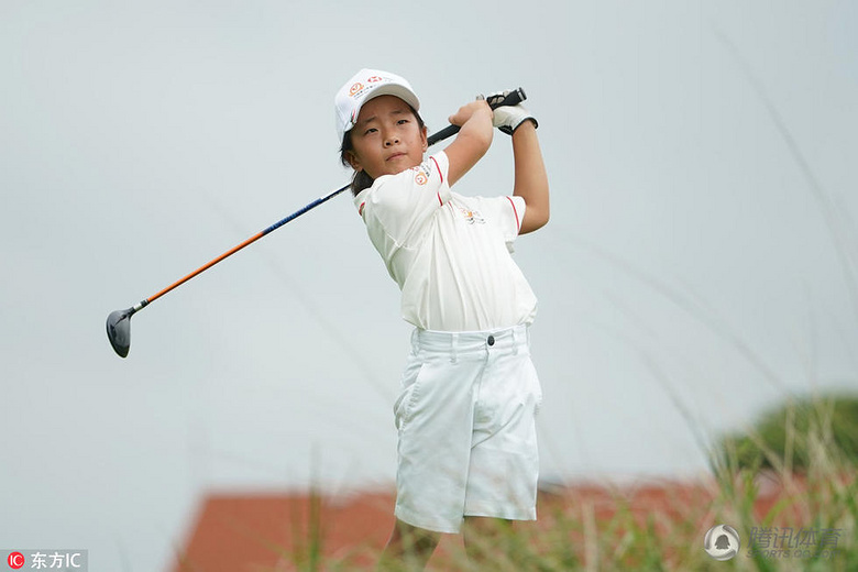 高清:刘宇婕参加高尔夫比赛 父亲刘国梁亲自上
