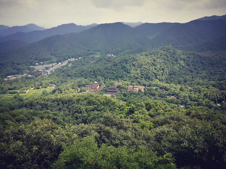 登高望远,鸟瞰灵隐寺.