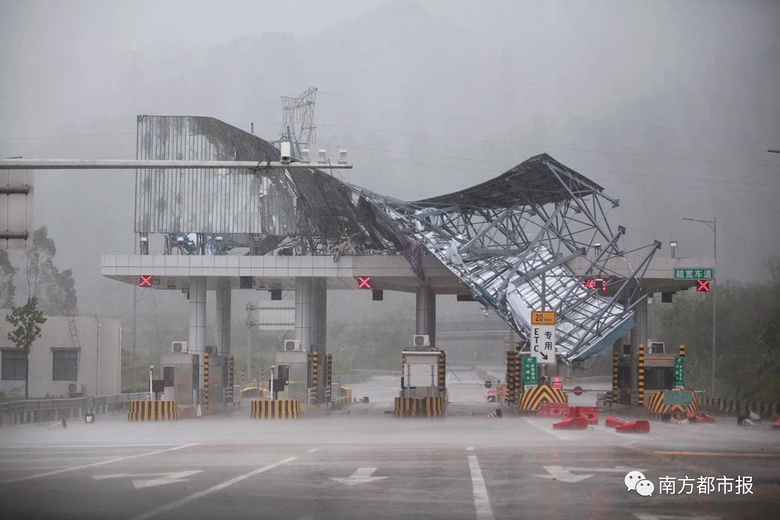 一幢幢大楼在摇晃,人倒车翻…湖北老乡亲历台风!