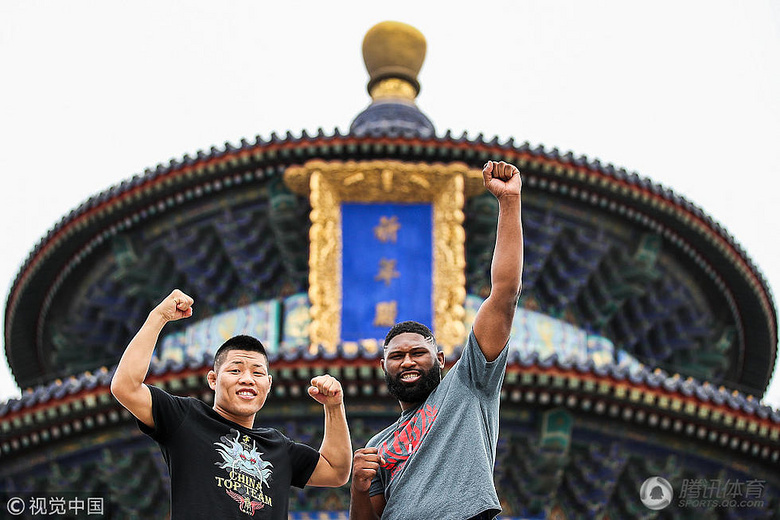 李景亮成导游带柯蒂斯参观天坛 UFC名将被晨
