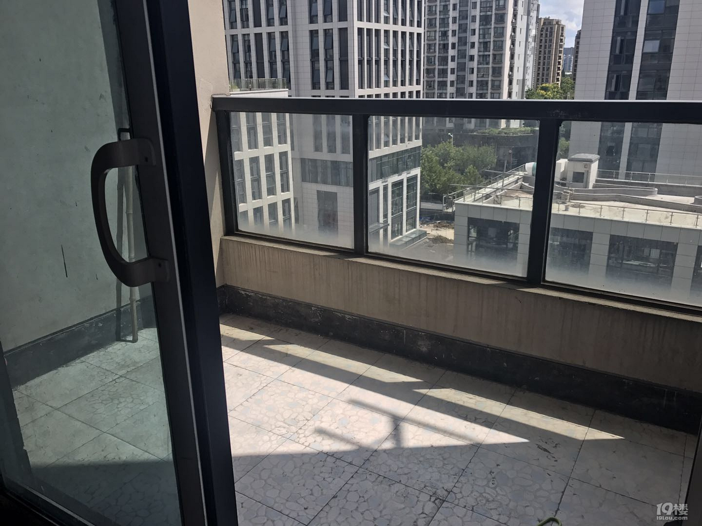 拱墅区南北西岸花园合租主卧带阳台,靠近万达广场d32商场