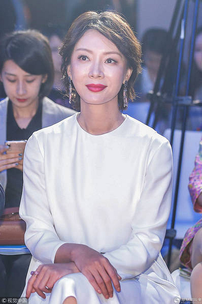 淑女的品格!陈数着白色连衣裙端庄优雅