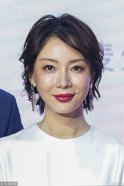 淑女的品格!陈数着白色连衣裙端庄优雅