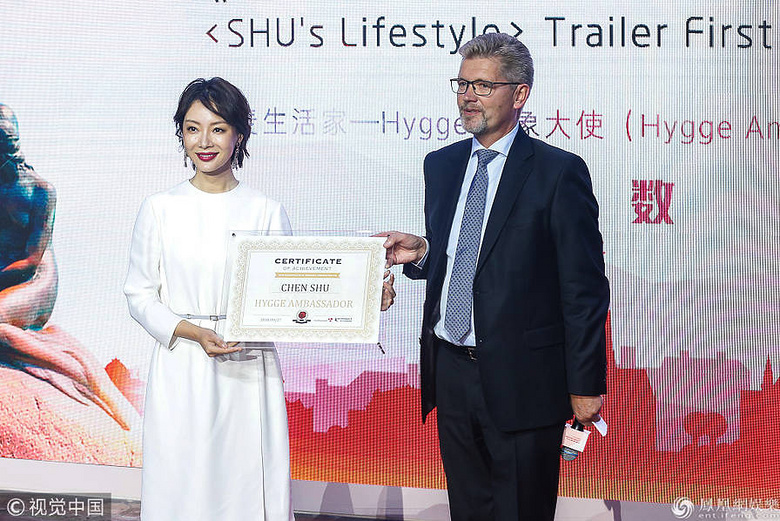 淑女的品格!陈数着白色连衣裙端庄优雅