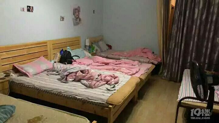 杭州闹市区出租房里放着很多床,竟住着十几