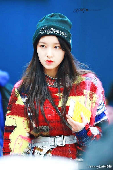 迷妹脸!程潇吴宣仪趴在椅子上看宇宙少女表演