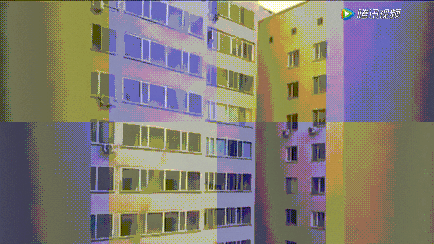 奇迹男孩从10楼坠落被9楼邻居从窗户瞬间抓住获救