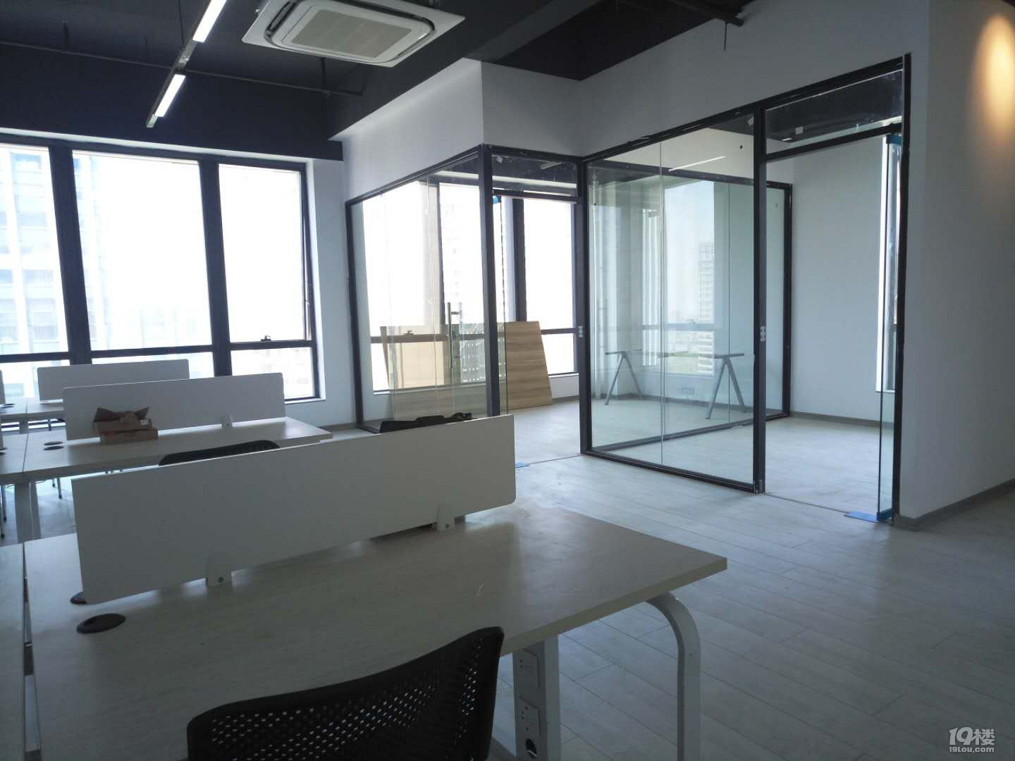 采光/两隔断带家具-租金7300元-祥腾财富中心小区--杭州租房-杭州19楼