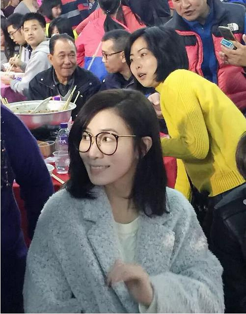 佘诗曼素颜回老家被偶遇 网友:真人白到发光